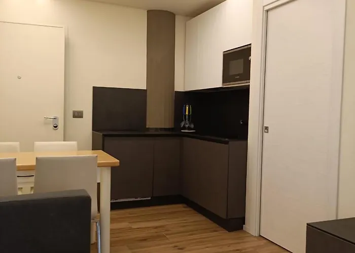 Riviera Apartments Near The Beach + Parking