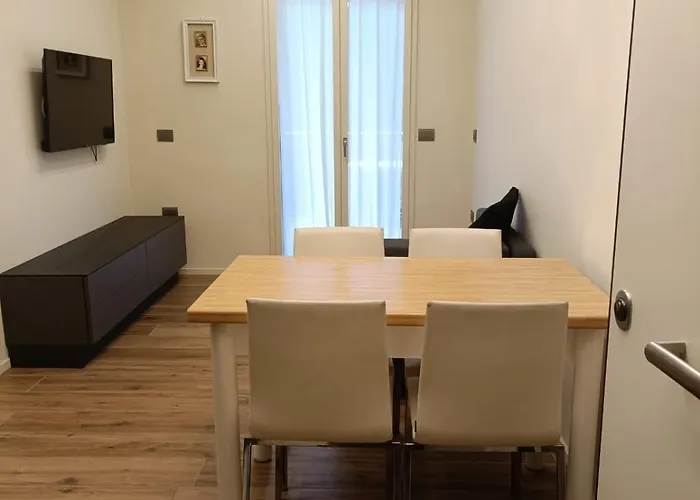 Riviera Apartments Near The Beach + Parking
